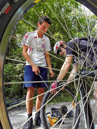 <p>Für die Alpenüberquerung müssen natürlich auch die Mountainbikes auf Vordermann gebracht werden.</p>