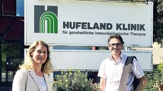 Angelika Wöppel-Wagener, Geschäftsführende Gesellschafterin der Hufeland Klinik, mit Andrea Chiappa, Vorsitzender der Deutschen Fastenakademie.
