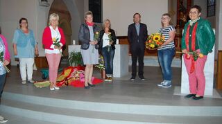 Elisabeth Hell (Zweite von rechts), die 27 Jahre an der Spitze der kfd-Dekanatsfrauen stand, wurde in der Limbacher Kirche verabschiedet. Das Bild zeigt sie zusammen mit Dekan Johannes Balbach (Dritter von rechts) und Regina Köhler (Zweite von links) sowie den scheidenden und neu gewählten Vorstandsmitgliedern.