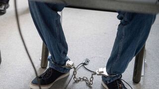 Der Sechsfach-Mörder Adrian S. in Fußfesseln am letzten Verhandlungstag. Überlebende der Tat und Hinterbliebene waren enttäuscht über das aus ihrer Sicht zu milde Urteil der Schwurgerichtskammer des Landgerichts Ellwangen.