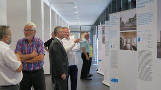 Die Ausstellung zeigt die ausgezeichneten Werke und die Begründungen der Jury. Bis zum 3. September können die Werke begutachtet werden.