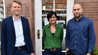 Der 26-jährige Betriebswirt Felix Honecker (links) ist der neue Leiter der Wertheimer Volkshochschule. Über die Besetzung der jetzt hauptamtlichen Stelle seit 1. Juni freuen sich vor allem auch Wertheims Oberbürgermeister und Vorsitzender der VHS, Markus Herrera Torrez, sowie Geschäftsführerin Georgitta Szabo.