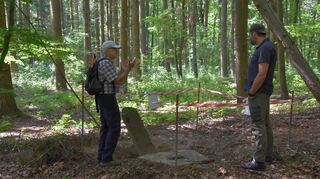 Walter Kees (links) und Hendrik Beierstettel rätseln über die Bedeutung des Steinfundes im Sellinger Wald.
