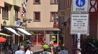 Absteigen: Immer mehr Radfahrer kommen in die Altstadt. Nicht jeder hält sich an die Regeln.