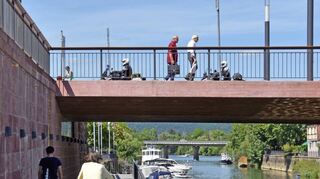 Eigentlich nicht erlaubt, aber viele Radler nutzen die Unterführung der Tauberbrücke.