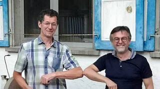 Arnold Nied (rechts) verabschiedet seinen Stellvertreter.
