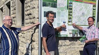 Bernhard Deißler, Wegewart Walter Frank und Bürgermeister Joachim Döffinger (von links) begutachten die neue Wander-Tafel am Rathaus.