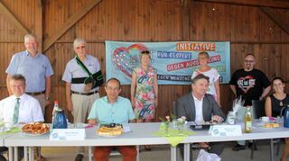Manfred Lucha, Minister für Soziales und Gesundheit (vorne, Zweiter von rechts), würdigte im Rahmen seiner Ehrenamtstour die Leistungen der Initiative „Herz statt Hetze“. Das Bild zeigt außerdem (vorne, von links) Landrat Dr. Achim Brötel, Bürgermeister Roland Burger, Kristina Stuhrmann vom Demokratiezentrum sowie (hinten, von links) die Abgeordneten Alois Gerig und Georg Nelius, die Kreisrätinnen Dorothee Schlegel und Amelie Pfeifer sowie Alexander Weinlein von „Herz statt Hetze“.