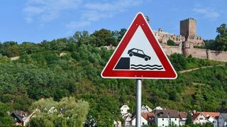 Trotz der Lage an zwei Flüssen selten auf Wertheimer Gemarkung zu finden: das Gefahrenzeichen „Achtung Ufer“.