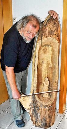 <p>Georg Burger mit der "Madonnenharfe", die unter anderem für Meditationen eingesetzt wird.</p>