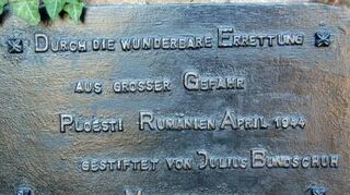 Eine Gedenktafel erinnert an den Bau der Lourdes-Grotte.