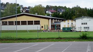 Mit viel Eigeninitiative und Engagement konnte das großes Werk des vereinseigenen Sportplatzes und Sportstättenbaus in Hettingen Wirklichkeit werden. Im August 1960, also vor 60 Jahren, wurde das Gelände seiner Bestimmung übergeben. Im Vordergrund ein Teil des Festplatzes, der vereinseigene Sportplatz und die gemeindeeigene Turnhalle, die seit damals eine Einheit bilden.