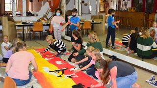 Beim Bastelnachmittag im Vereinsheim der Külsheimer Brunnenputzer malten die Kinder im Rahmen des Ferienprogramms die „Savanne bei Sonnenuntergang“.