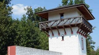 Der nachgebaute Wachturm am Limes oberhalb des Kastells.