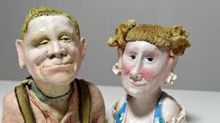 Humorvolle Keramik-Figuren der Künstlerin Hilo Fuchs sind in der Tourist-Information ausgestellt.