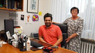 Dr. Wolfgang Willfarth arbeitet seit März in der Hausarzt-Praxis seiner Mutter Dr. Gerti Willfarth in Creglingen. Der 32-jährige Allgemeinmediziner hat sich bewusst für den Beruf des Hausarztes entschieden, denn „so kann ich meine Patienten ein Leben lang begleiten“.