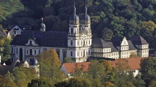 Das Kloster liegt in einer malerischen Umgebung.