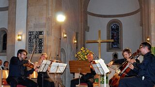 <p>Das Quintett Jens Singer, Florian Schmidt-Bartha, Driton Gaxha, Johanna Buckard und Jonian-Ilias Kadesha wusste beim Rosengartenkonzert, das wegen schlechten Wetters in Wölchingen im Frankendom stattfand, zu gefallen.</p>