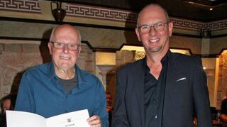 Hans-Peter Englert (linkes Bild, links) bekam von Bürgermeister Markus Günther die Erinnerungsmedaille der Stadt verliehen. Manfred Schneeweis (rechtes Bild, links) wurde von Leo Kehl mit der BSB-Ehrennadel ausgezeichnet.