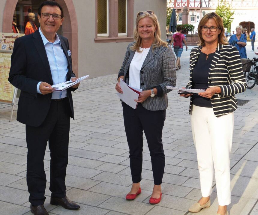 Gang durch die Fußgängerzone: Bürgermeisterin Anette Schmidt (Mitte) informierte Staatssekretärin ...