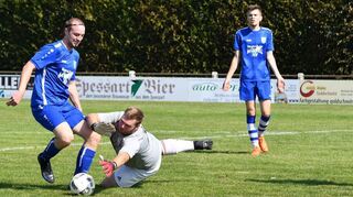 Aller Einsatz von Fabian Stracke im Tor des SV Distelhausen war umsonst: Achtmal musste er im Spiel gegen den FC Hundheim/Steinbach II hinter sich langen.