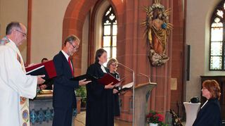 Im Rahmen eines Festgottesdienstes wurde Heike Kuhn (rechts) in ihr Amt als Pfarrerin der evangelischen Kirchengemeinde Tauberbischofsheim eingeführt. Das Bild zeigt sie mit (von links) Dekan Gerhard Hauk, Diakon Günter Muesse, Dekanin Wiebke Klomp und Elke Philipp vom evangelischen Kirchengemeinderat.