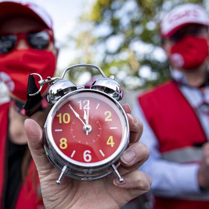 Im öffentlichen Dienst wollen die Gewerkschaften ab Dienstag die Arbeitgeber mit Warnstreiks unter Druck setzen. Hier zwei Gewerkschafter, die in Potsdam während der Tarifgespräche eine schnelle Lösung des Tarifkonflikts anmahnten.