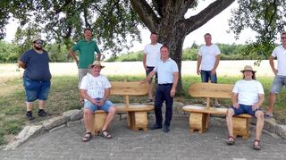 Die Wagenbauergruppe „Alles Paletti“ weihte die von ihr erstellte neue Sitzgruppe in der Alten Bobstadter Straße ein.