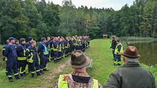 Ende September in Brandenburg: Am frühen Morgen warten Einsatzkräfte von Freiwilligen Feuerwehren auf den Beginn der Suche nach erkrankten und toten Wildschweinen im vom Ausbruch der Afrikanischen Schweinepest (ASP) betroffenen Gebiet.