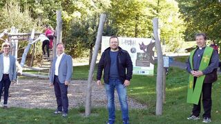 Vor der ersten Station am neuen Naturerlebnispfad: (von links) Michael Nied, Bernd Scherer (Kassierer Heimat & Kultur), Arnold Nied (Vorsitzender Heimat & Kultur), Bürgermeister Joachim Döffinger, Projektleiter Andreas Sturm und Pfarrer Trudpert Kern.