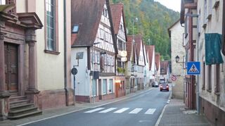 Bürgermeister Roger Henning und die Mitglieder des Technischen Ausschusses freuen sich über den neuen Fußgängerüberweg in der Kernstadt.