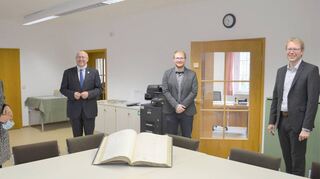 Begrüßten den neuen Stadtarchivar Alexander Ploebsch (Zweiter von rechts) in Bad Mergentheim: (von links) Bücherei-Leiterin Magdalene Hellmuth, OB Udo Glatthaar und Fachbereichsleiter Kersten Hahn.