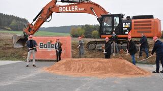 Den symbolischen Spatenstich für das Werk 7 der VS in Tauberbischofsheim nahmen VS-Geschäftsführer Philipp Müller (Dritter von links), Tauberbischofsheims Bürgermeisterin Anette Schmidt, Landrat Reinhard Frank (Fünfter von rechts) sowie weitere Vertreter der beteiligten Firmen am Montag im Industriegebiet „Am Schneekasten“ vor.