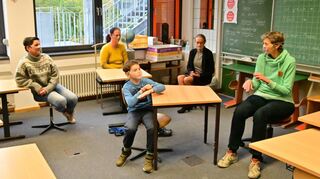 Tim Krammer war der erste, der die neuen transparenten Gesichtsmasken im Unterricht in der Dr-Karl-Kroiß-Schule in Würzburg probieren durfte und sich mit seiner Lehrerin Ursula Axer (rechts) in Gebärdensprache zu unterhalten. Mit auf dem Bild (von links) Fördervereinsmitglied Angelika Krammer, die Vorsitzende des Fördervereins Ilona Roppelt und Direktorin Bärbel Schmid.