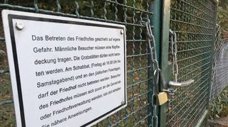 Kleinod der Erinnerungskultur: Der jüdische Friedhof konnte bisher bei Führungen besichtigt werden. Nun versperrt eine Eisenkette den Weg – der Friedhof ist nicht mehr verkehrssicher und müsste saniert werden. Das kostet viel Geld.