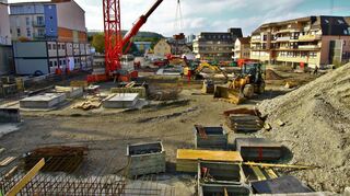 Auf dem 6000 Quadrameter großen Areal entsteht ein Wohngebäude, das sich vor allem an ältere Menschen richtet. Ein Laden mit Lebensmitteln und Waren des täglichen Bedarfs, ein Café und eine Arztpraxis sollen das betreute Wohnen ergänzen. Die Bauzeit soll 21 Monate dauern.