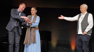 Maria und Peter Warkentin vom Russlanddeutschen Theater Niederstetten sind die neuen Träger des Gottlob-Haag-Rings. Rechts ihr Vorgänger Thilo Pohle.