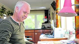 Die Rechenmaschine tut’s noch: Peter Breiter bei der Arbeit in der Raiffeisenbank Gammesfeld.