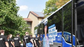 Noch bis August 2022 müssen die Polizeianwärter mit Bussen vom Hochschulstandort in die Wertheimer Hallen oder nach Külsheim gefahren werden.