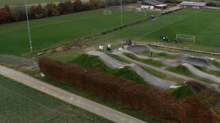 Hügel, Senken und steile Kurven: Der Bikepark des FC Hundheim-Steinbach bietet für sportliche Radfahrer Herausforderungen aller Schwierigkeitsgrade.