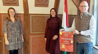 Freuen sich auf den virtuellen Weihnachtsmarkt (von links): Sina Berberich, Tanja Naas und Bürgermeister Markus Günther.