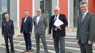 Aktiv in Sachen Opferschutz: Hans Becker, Hartmut Grasmück, Manfred Beuchert, Hugo Brenner und Dr. Achim Brötel (von links) beim Amtswechsel der Außenstellenleitung des „Weißen Rings“ im Neckar-Odenwald-Kreis.