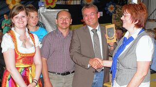 <p>In Anerkennung ihrer Leistung zeichnete Bürgermeister Hans-Peter von Thenen die Kfz-Meisterwerkstatt Roland Ullrich in Ravenstein-Merchingen zum 25-jährigen Betriebsjubiläum mit der Wappenplakette der Stadt Ravenstein aus.</p>