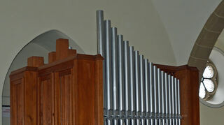 Die alte Walcker-Orgel in der Merchinger Kirche, Baujahr 1950, wurde damals nur als Notlösung angeschafft. Da sie im Verhältnis zum Kirchenraum sehr klein ist, können die gespielten Stücke den Raum nicht ausfüllen.