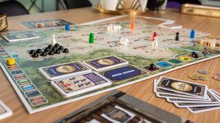 Handel treiben und spielerisch in die Geschichte eintauchen: Mit mehreren Neuerungen ist die Erweiterung des Brettspiels „Die Händler vom Taubertal“ erhältlich. Zu Überbringer von Neuigkeiten wird man mit dem „Fränkischen Nachrichtenboten“.