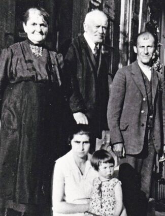 Mitglieder der Familien Königsberger und Emrich stellen sich vor dem Geschäft Königsberger in der Weikersheimer Hauptstraße dem Fotographen.