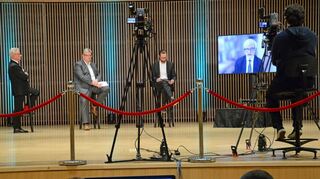 In der Diskussion mit einem „virtuellen“ Publikum (von links): Manfred Wittenstein, Torsten Kallweit (Bosch GmbH), Moderator Benedikt Hofmann und als Video-Referent zugeschaltet Nachhaltigkeitsforscher Ortwin Renn.