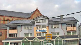 Kaum zu übersehen ist die Volksbank Franken, die direkt an der Kreuzung der Wertheimer Straße und Würzburger Straße liegt. Im Hintergrund steht die Hardheimer Pfarrkirche St. Alban.