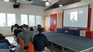 Die Schüler der Schule am Limes lernten den italienischen Autor Gabriele Clima virtuell kennen.