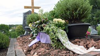 Nach Beerdigungen auf dem Walldürner Friedhof lagen über Monate hinweg mehrfach Gebeine Verstorbener – wie hier ein Teil der Schädeldecke – an der Oberfläche von Gräbern – und im Container für Erdaushub an der Leichenhalle.